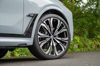 タイヤ＆ホイールは22インチがスタンダードで試乗車の23インチはオプション。電気自動車や大型SUVなどの高荷重車向けに開発されたハイロード規格の「ピレリPゼロ」を履いていた。サイズ標記に「HL」が冠される。