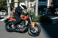 車両重量は「X350」（写真）が195kg、「X500」が208kg。特にX350は軽さが光り、街なかでも軽快なライディングを楽しめる。