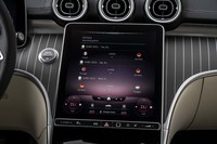 11.9インチのタッチディスプレイはドライバー側に6度傾けてレイアウトされている。