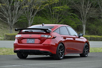 ホンダアクセスが開発を担当した純正アクセサリーを装着する「シビックe：HEV RS」。従来型と同様に、「実効空力」の技術を投入したウイングタイプのテールゲートスポイラー（写真）も装着できる。