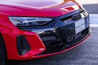 シングルフレームグリルのインサート色が「ヘクラグレー」となる「e-tron GTクワトロ」に対して、「RS e-tron GT」ではブラックアウトされ、マトリクスLEDヘッドランプも標準装備される。