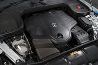 3リッター直6ターボエンジンは、ISGと48V電気システムを併用するマイルドハイブリッドシステムを搭載。高いエネルギー効率と力強い加速感が追求されている。