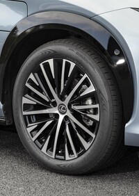 試乗車「レクサスRZ450e」の20インチアルミホイール。ダンロップの「SPスポーツマックス050」タイヤが組み合わされていた。