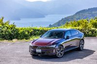 2026年7月8日に日本導入が発表されたボルボの新型電気自動車「ES90」。「セダンの洗練されたエレガンス、5ドアハッチバックスタイルの実用性、SUVの広々とした室内空間と高められた最低地上高を兼ね備える“フラッグシップクロスオーバー”」と紹介されている。