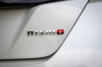 テールゲートに装着された「nismo」のバッジ。現在、NISMOのモデルにはチューニングの度合いに応じて「NISMO」と「NISMO S」の2つのグレードが用意されているが、両者の区分けに厳密なルールはない。なお「リーフ」には比較的ライトなチューニングとされる「NISMO」のみが設定される。