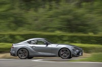 ボディーサイズは全長×全幅×全高＝4380×1865×1290mm。先代のJZA80型（4人乗り）よりも140mm短くなった一方で、55mmワイドになっている。