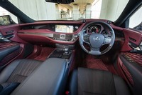 テスト車のインテリアカラーは、“エグゼクティブ”専用色の「クリムゾン＆ブラック」。助手席側のインパネには、スピンドルグリルのメッシュパターンを思わせる装飾パネルが装着される。