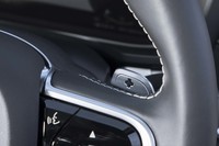 8段ATはシフトパドルによる手動変速も可能。パドルはノーマルの「S60」には設定がなく、「T8ポールスターエンジニアード」の専用装備となっている。