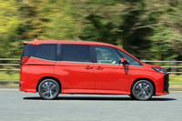 運転支援システムも大幅に拡充。前走車追従機能付きクルーズコントロールや、歩行者の横断・飛び出しなどを先読みしてステアリングやブレーキの操作を支援する「プロアクティブドライビングアシスト」、スマートフォンを利用してのリモート駐車・出庫機能などが採用された。