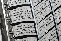 トレッド面の縁には、ブロックの端をL字型に突き出させた「L字ブロック」を配置。周方向の溝から、ブロックまわりへ水が回り込むのを抑えるための工夫だ。