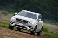 「XC90 B6 AWDインスクリプション」の駆動方式は4WD。オフロードモードを含む、走行環境に適した走行モードが用意される。