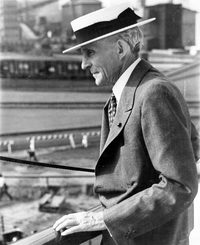 1943年に息子のエドセルが死去すると、ヘンリーは再び社長に就任。2年後に孫のヘンリー・フォード2世に後任を託すと、1947年に世を去った。