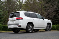 2021年8月の発売以来、人気が沸騰している新型「ランドクルーザー」。特に販売比率が高いのが、上級グレード「ZX」（写真）のガソリンモデルだ。