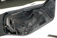 「Mono」のコックピット。シートやステアリングホイールなどは、ドライバーの体形に合わせて設計される。