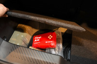 ラゲッジルーム底部のフタは左右2分割式。