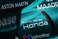 36年前と同じ「Powered by Honda」をつけたアストンマーティン「AMR26」。ホンダのF1活動自体ははるか前、1964年から始まっているのだから、日本を代表するF1文化の担い手であることは間違いない。（Photo=HRC/Getty）