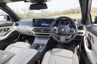 12.3インチの液晶メーターと14.9インチのセンターディスプレイをつなげてレイアウトするBMW最新の「カーブドディスプレイ」が搭載された。