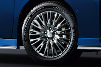 17インチの「ダークグラファイトフィニッシュアルミホイール」に215/55ZR17サイズの「ミシュラン・パイロットスポーツ5」タイヤを装着。