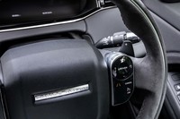 ステアリングホイールに配置された「R-DYNAMIC HSE」に標準装備となるACCのスイッチ。直感的に使いやすいデザインであるほか、夜間照明が付くなど配慮が行き届いている。