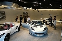 東京原宿のショールームに「ロータス・エヴォーラ」を展示
