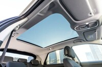 上級グレードには、大型のパノラマガラスルーフ「ビジョンルーフ」が備わる。