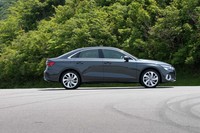 「セダン」は「スポーツバック」よりも全長が150mm長く、全高が25mm低い。2635mmのホイールベースは共通で、先代モデルとも変わっていない。