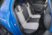 分割可倒式の後席。リアのパッセンジャー用にもUSBソケットが2つ用意されている。