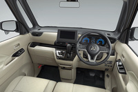 シート表皮は幾何学的でモダンなパターンのグレージュに変更された。