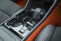 トランスミッションは8段AT。シフトレバーの手前に電動式パーキングブレーキのスイッチがレイアウトされる。