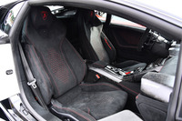 シートを含め、インテリアトリムにはダークカラーのアルカンターラ生地が使用されている。