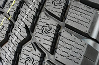 「オブザーブGSiｰ6／W/T-R」に採用される、花のような「スパイラルエッジサイプ」。氷雪路において全方向でのグリップ力向上に寄与するという。