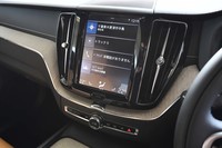 近年のボルボ車に特徴的な縦型9インチディスプレイ。カーナビやオーディオ、安全装備などの操作は、この画面をタッチして行う。