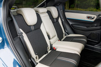 グレージュを効果的にレイアウトしているため、後席も広くて明るい雰囲気だ。ただしレッグルームの絶対的な広さでは「WR-V」に軍配が上がる。