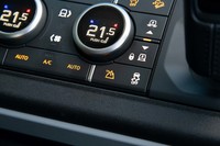 エアコン操作ダイヤルの右下にある山のアイコンのスイッチでローレンジに切り替える。