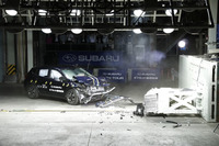 猛烈な衝突音とともに跳ね返った実験車両の「XV」。取材当日が発売日のニューモデルだ。