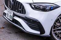 AMG専用フロントグリルやAウイングデザインのフロントスポイラー、グロスブラックのスプリッターなどで、スポーティーなフロントフェイスを演出。