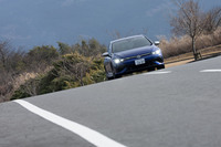 新型「ゴルフR」では、ブレーキ制御式のディファレンシャルロックや可変ダンパーなどの電子制御を、4WDシステムともども統合制御する「ビークルダイナミクスマネージャー」を採用。高い速度域での荷重変化の最適化や、快適性の向上を図っている。