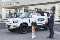 ジャガー・ランドローバー・ジャパンのマグナス・ハンソン社長からビッグキーを受け取る。