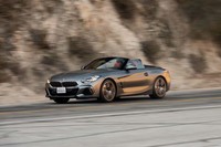 エンジェルクレスト・ハイウェイを駆け抜ける「BMW Z4」。BMWはこのほか、SUVの「X5」と「X7」、高性能クーペ「M8コンペティション」が用意された。