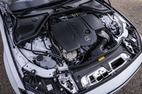 「E220d」に搭載される2リッター直4ディーゼルターボエンジンは、最高出力197PS/3600rpm、最大トルク440N・m/1800-2800rpmを発生。これにエンジンと9段ATとの間にレイアウトされたISGの同23PS、同205N・mが加わる。