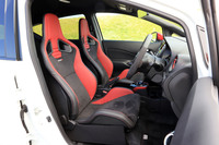 ホールド感が抜群のレカロシートはガソリン車の「NISMO」以外のモデルで選択可能。標準仕様のシートと同じく「nismo」のロゴが刺しゅうされている。