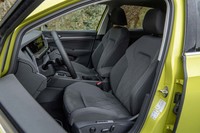 テスト車にはマイクロフリースとファブリックのコンビ表皮のスポーツシートが装着されていた。