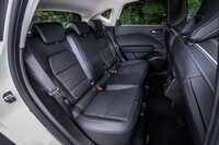 後席の空間的なゆとりは十分。前後方向のスライド機構も備わっている。