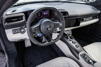 レザーやアルカンターラ、カーボンファイバーなどが用いられた「MC20チェロ」のコックピット。メーターパネル用とインフォテインメント用の2枚の10インチスクリーンが並ぶ。