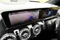 10.25インチの液晶パネルを2枚横並びで使用。右がメーター用、左がインフォテインメントシステム用となる。