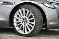 「2.5ポートフォリオ」のタイヤは18インチが標準だが、試乗車にはオプションの19インチ（前後異サイズ）が装着されていた。