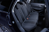 後席は従来モデルの3席独立タイプから、ベンチシートへと変更されている。