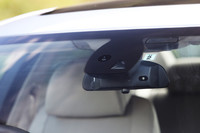 フロントウィンドウ上部には、車線をモニタリングし逸脱を警告するためのカメラが備わる。前述の「BMWナイトビジョン」とともに、セットオプション「イノベーションパッケージ」に含まれる装備だ。