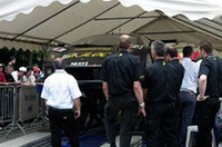 車検を受けるムルシエラゴ。現地スタッフは、ドイツにあるREITER（ライター）エンジニアリング（2003年、ランボルギーニと契約を締結）をメインに、2人の日本人メカニックが加わる。実戦前、24時間にわたるエンジンベンチテストを実施。マシンの外観こそスーパーGT仕様とほぼ同じだが、エンジンは15％トルクがアップしているという。