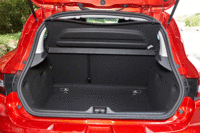 後席は6：4の分割可倒式。（写真をクリックすると、荷室のアレンジが見られます）